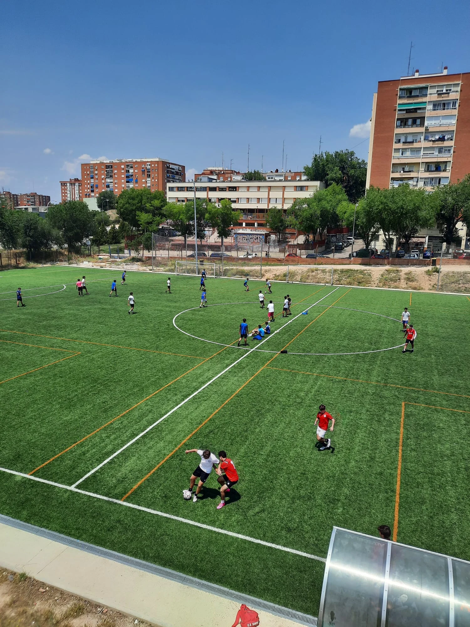 Campo de fútbol durante una jornada