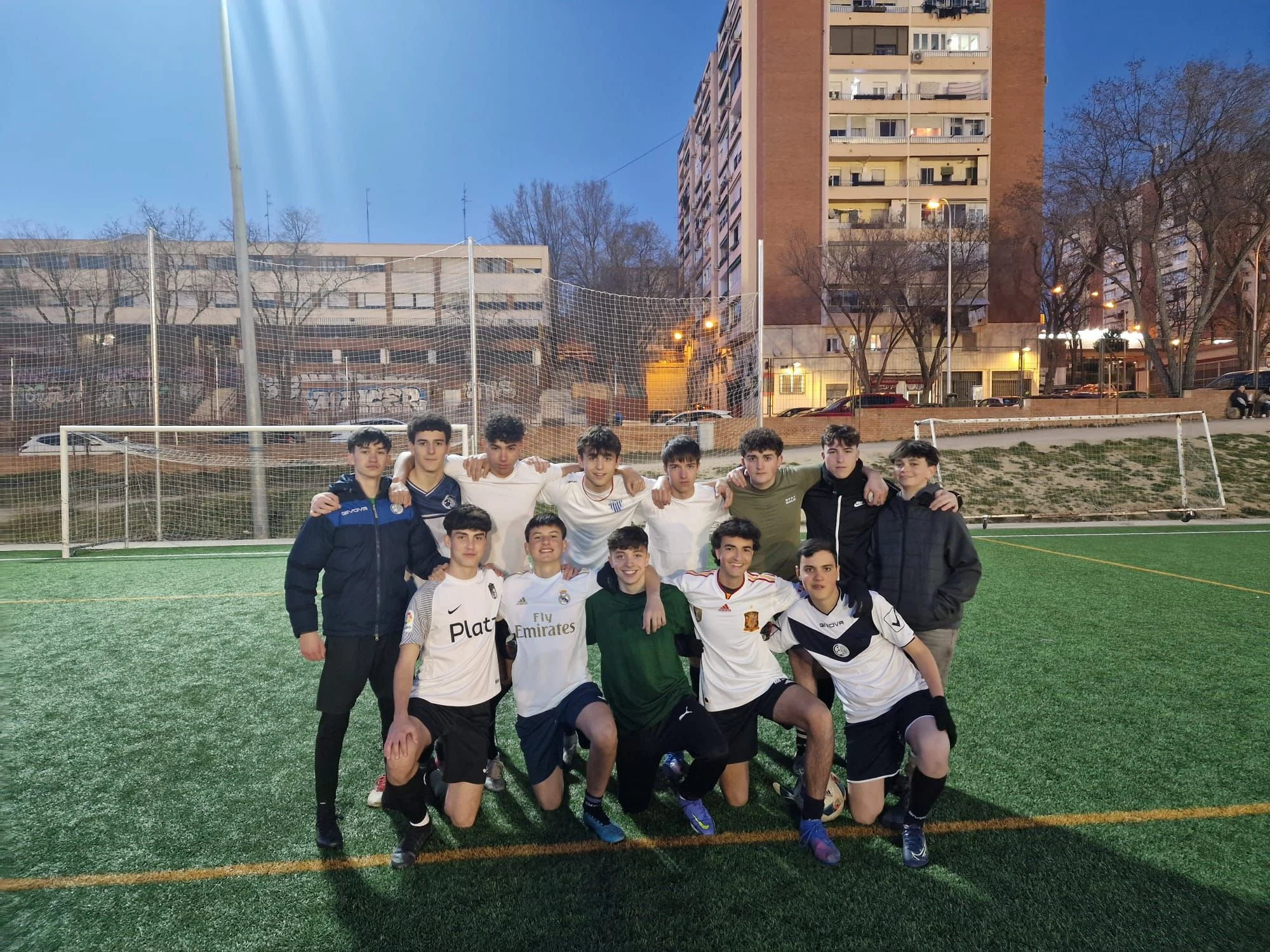 Equipo con camiseta blanca posando