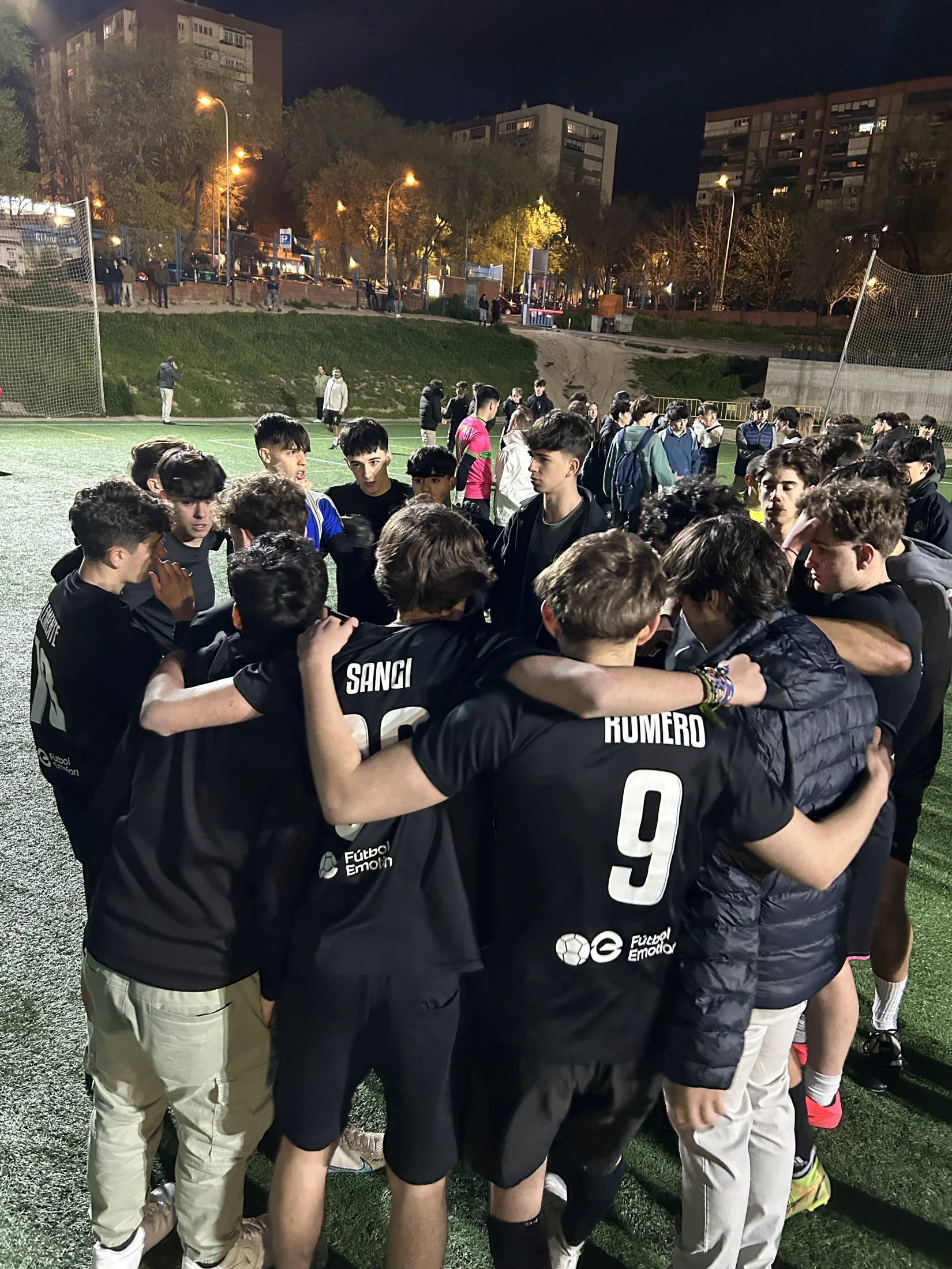 Jugadores en un círculo antes de jugar