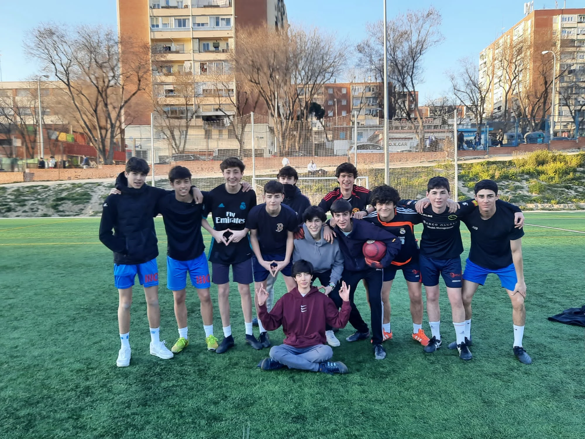 Equipo con camiseta oscura en el campo