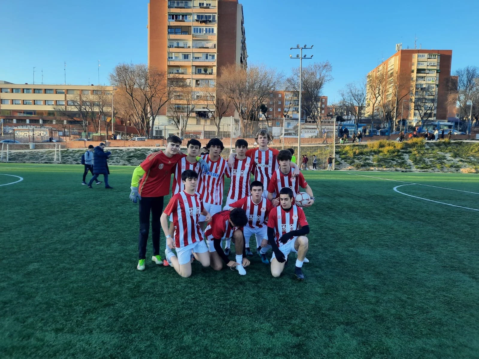 Equipo con camiseta a rayas rojas