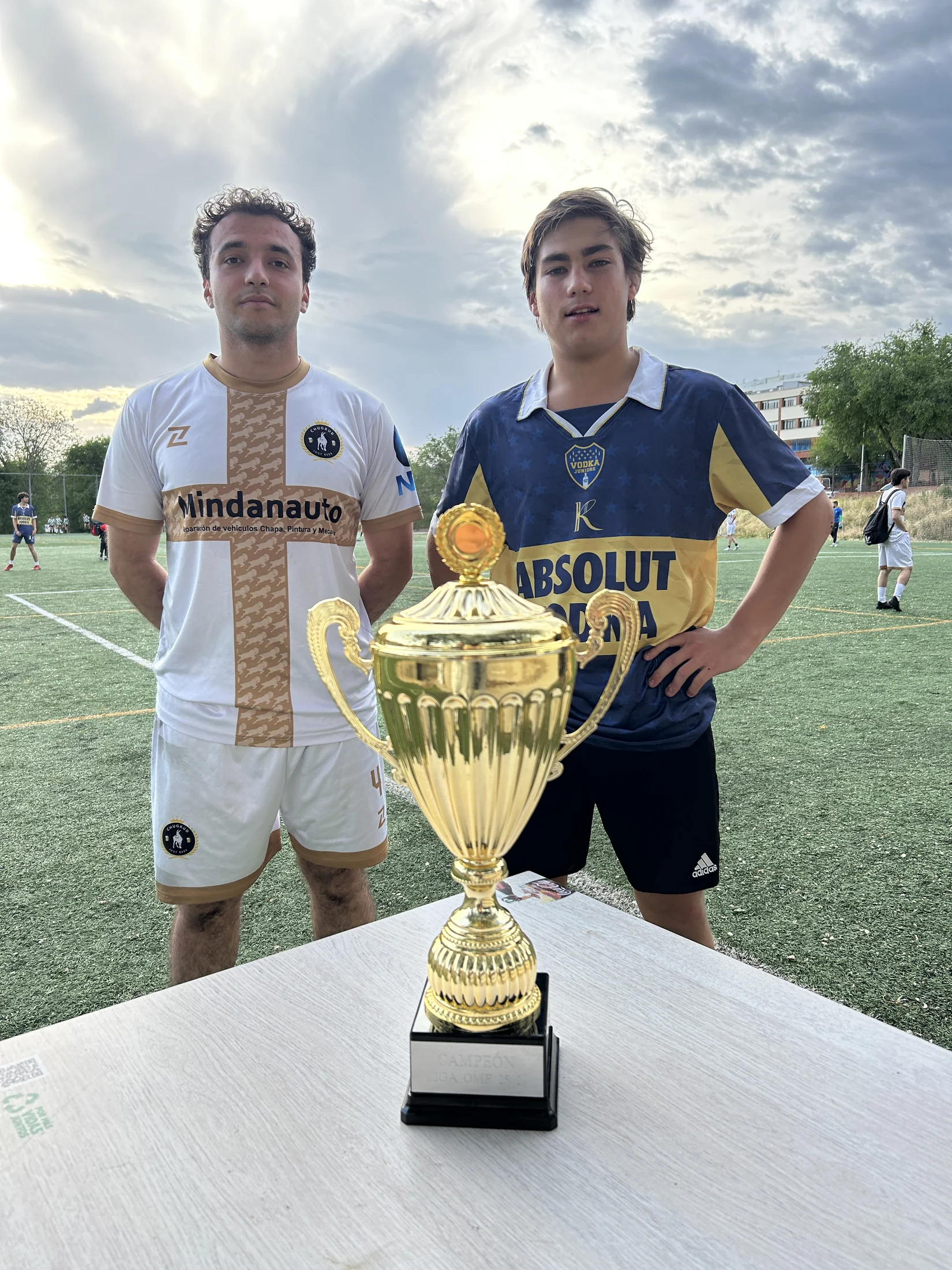 Jugadores celebrando junto al trofeo